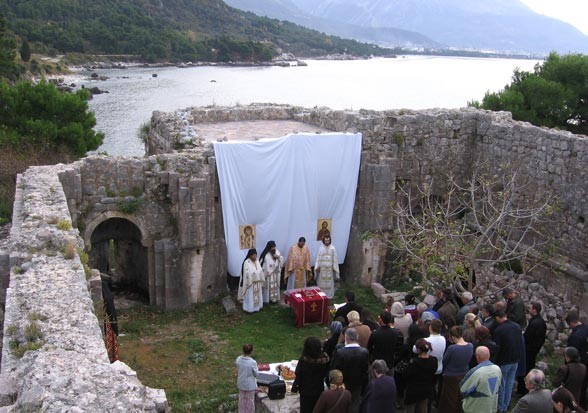 Read more about the article Sveti kralj Milutin liturgijski proslavljen na ostacima Manastira Bogorodice Ratačke